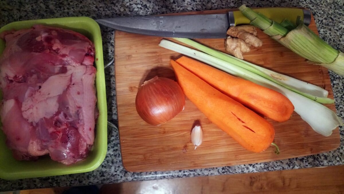 Ингредиенты. В этот раз взял готовый куриный набор. 