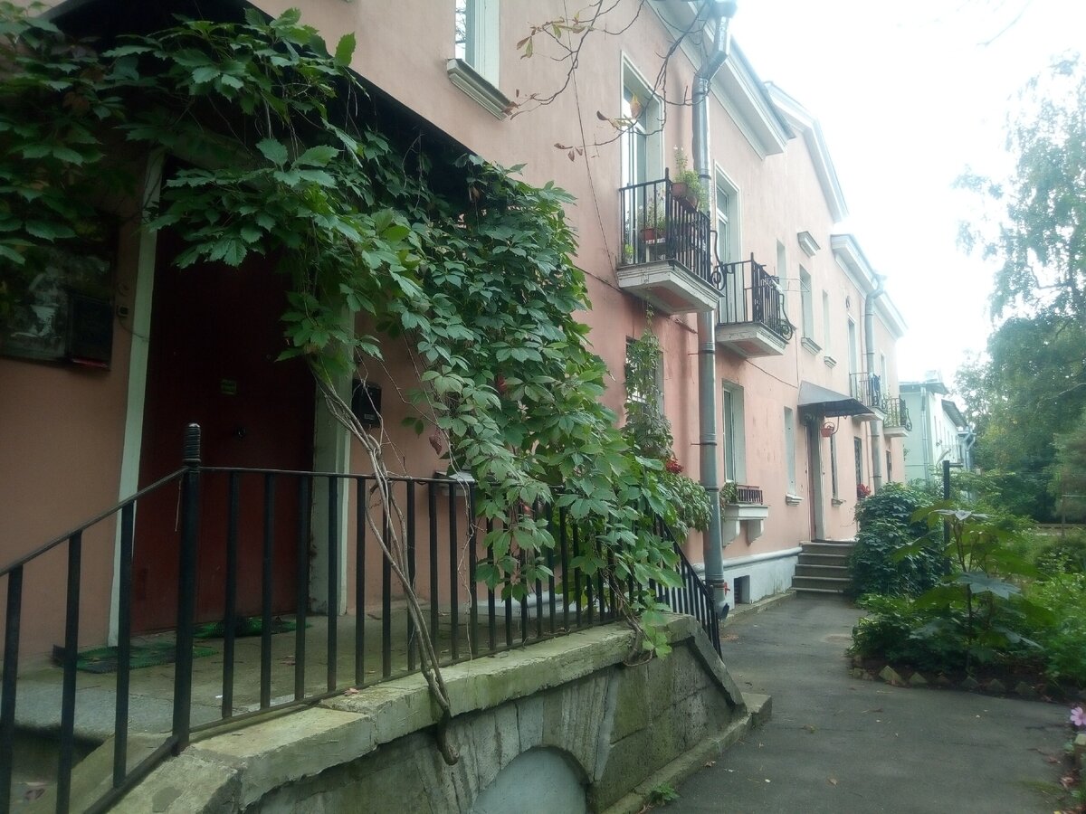 Коммуналки есть даже в красивых домах, где, как многим кажется, их быть вообще не может. Фото автора