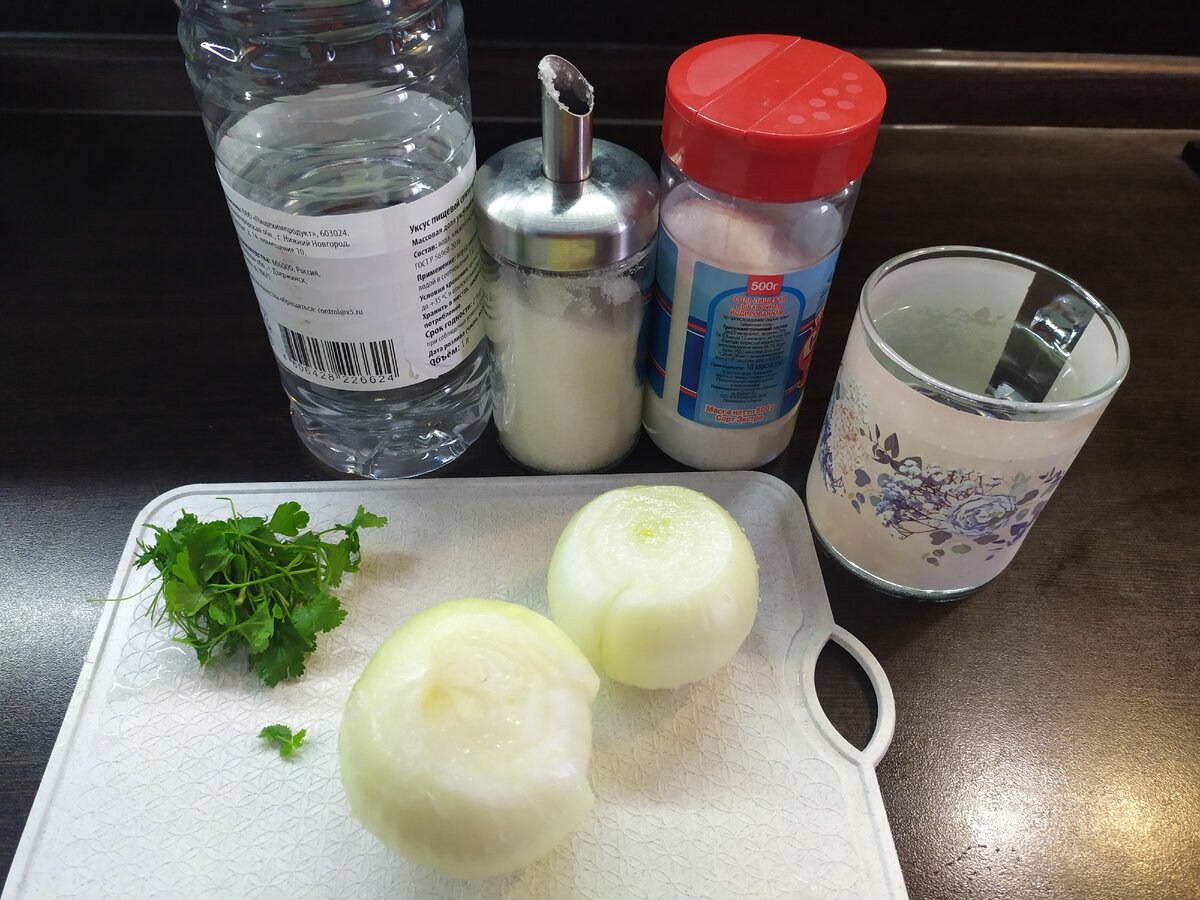 2 луковицы, 2 ст.л.  столового уксуса, 1 ст.л. сахара; 1 ч.л. соли, 1 стакан горячей воды и зелень ( у меня кинза и укроп).