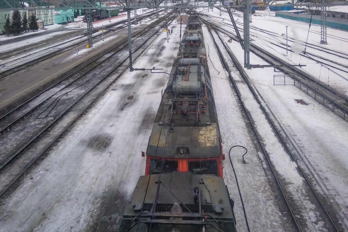 Поезда по станции вельск. Магнитогорск-грузовой Железнодорожная станция. Электровоз Магнитогорск. Платформа ЖД вокзала. Железная дорога в Магнитке.