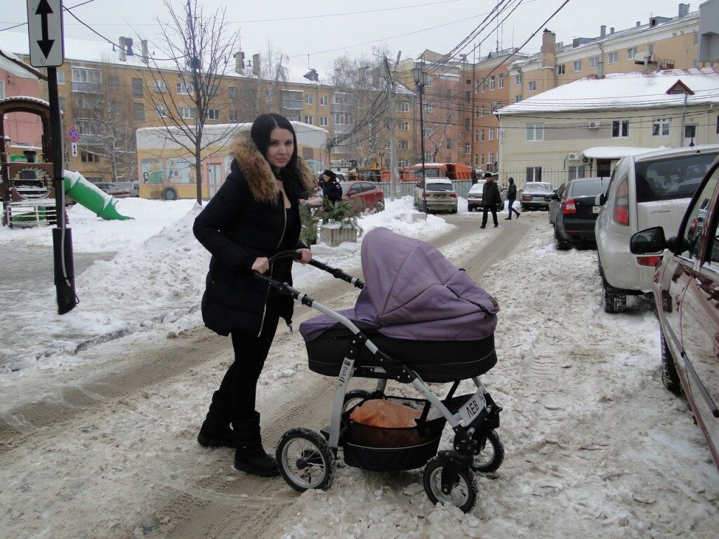 Мамы без на улице. Коляска на улице. Мамочки с колясками. Мама с коляской зимой. Девушка с коляской зимой.