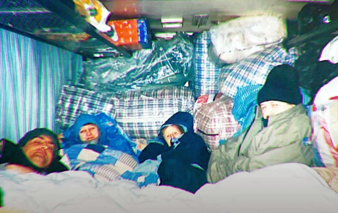 челноки. почему появились челноки в 1990 е гг. челноки с баулами в 1990-е. почему появились челноки в 1990 е гг. 90-е в россии рынки челноки.