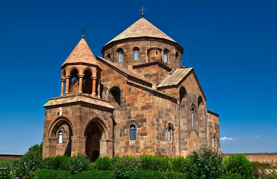 Сколько армянских церквей. Сколько армянских церквей. Церковь святого карапета армения. Эчмиадзинский монастырь вагаршапат. Церковь в ереване григор лусаворич.