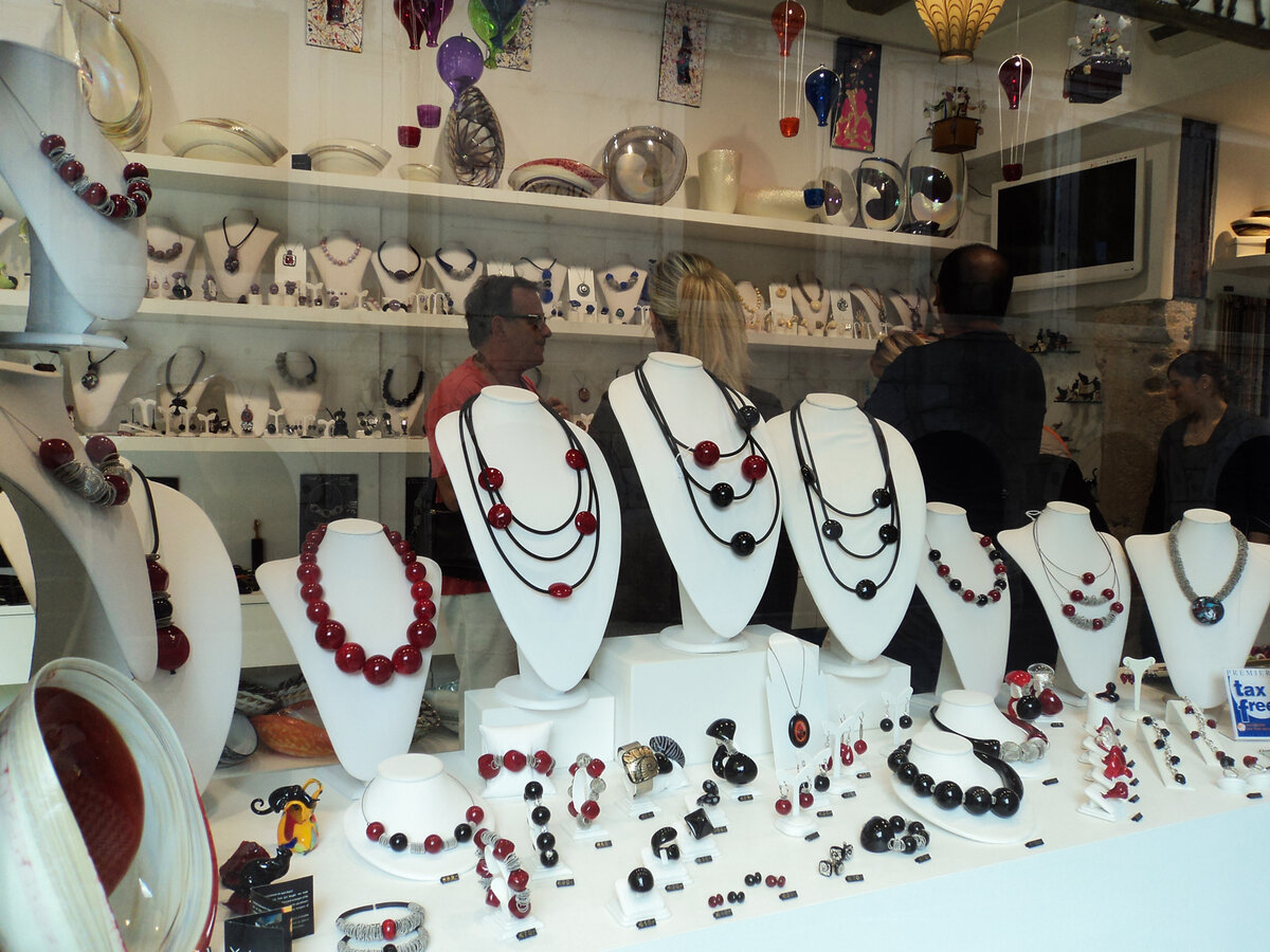 Фото автора. Витрина салона с венецианским стеклом. Венеция.