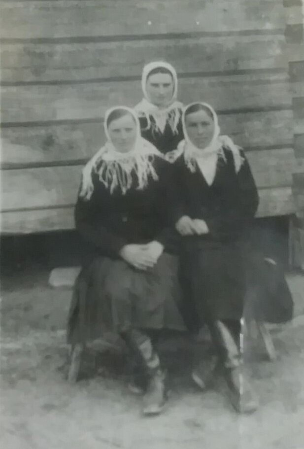 1960-е годы, стоит - Казоря Наталья Васильевна, сидят: Евсеенко  Анна Ивановна и Салова Анна Филипповна
