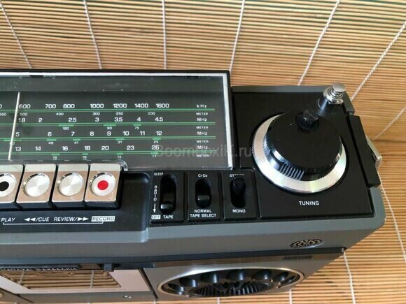 переключатель функций, типа ленты, а так же моно стерео. Настройка радиоприемника. Жаль что нет FM