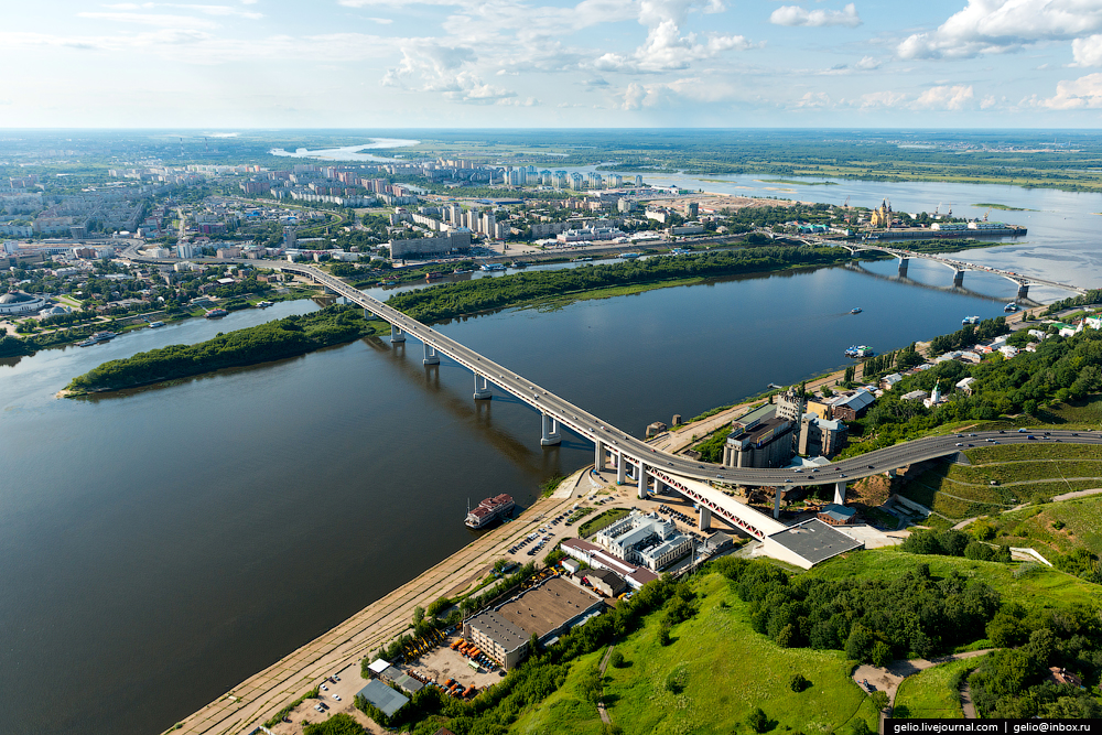 Стрелка в каком городе. Река Волга Нижний Новгород. Нижний Новгород с высоты птичьего полета. Нагорная часть Нижнего Новгорода. Река Волга Нижний Новгород метромост.