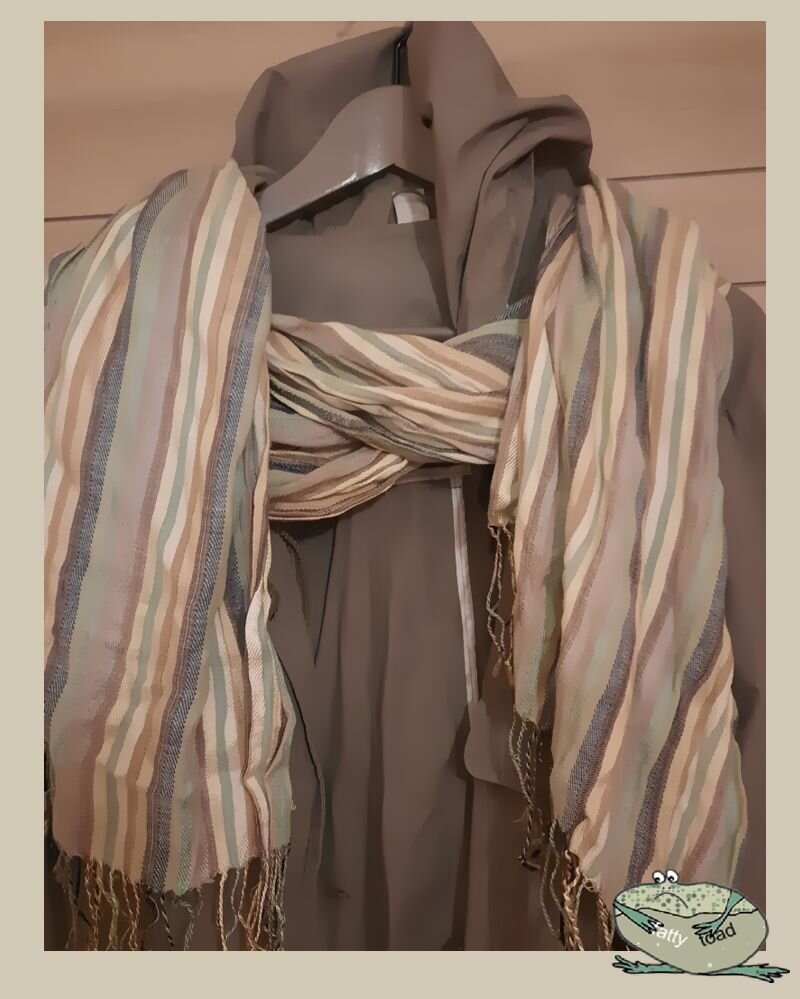 Плащ на самом деле чуть более зеленый, чем на снимке, ближе к цвету пузика у жабки.