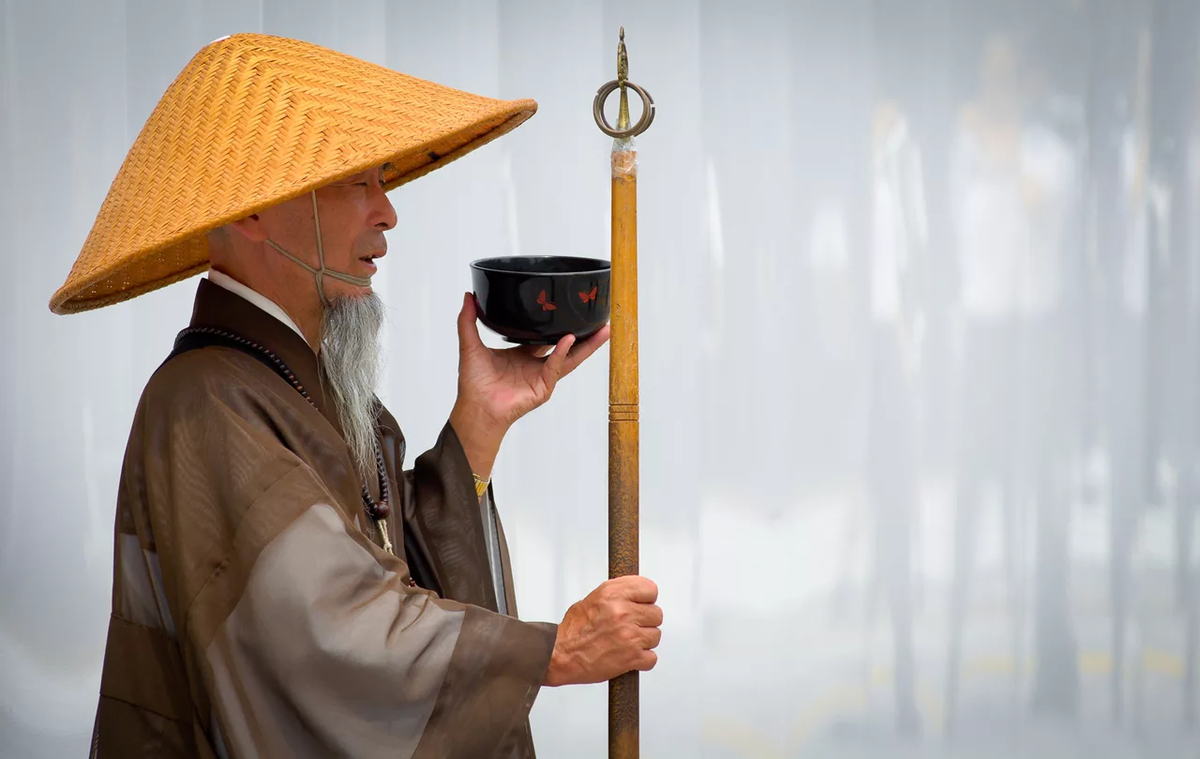 Японские притчи. Китаец старик в шляпе. Японский мудрец. Учитель мудрец. Мудрый человек.