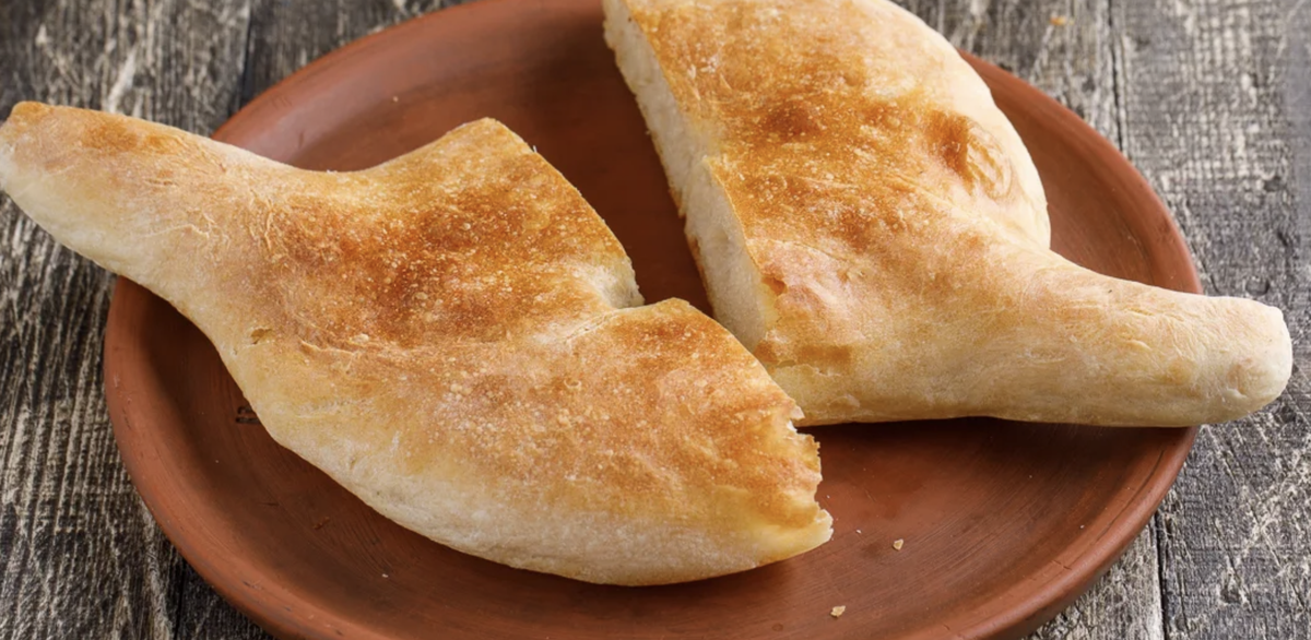 К грузинской национальной кухне очень применима пословица "хлеб - всему голова". Он является неотъемлемой частью повседневного рациона.-2