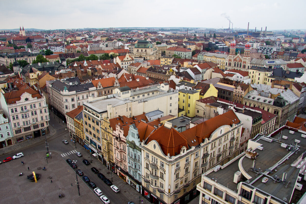 Фото из архива автора: город Пльзень с башни, сзади трубы завода «Шкода Транспортейшн», там  работают как раз несколько моих хороших знакомых инженерами-конструкторами из РФ, Украины и Беларуси