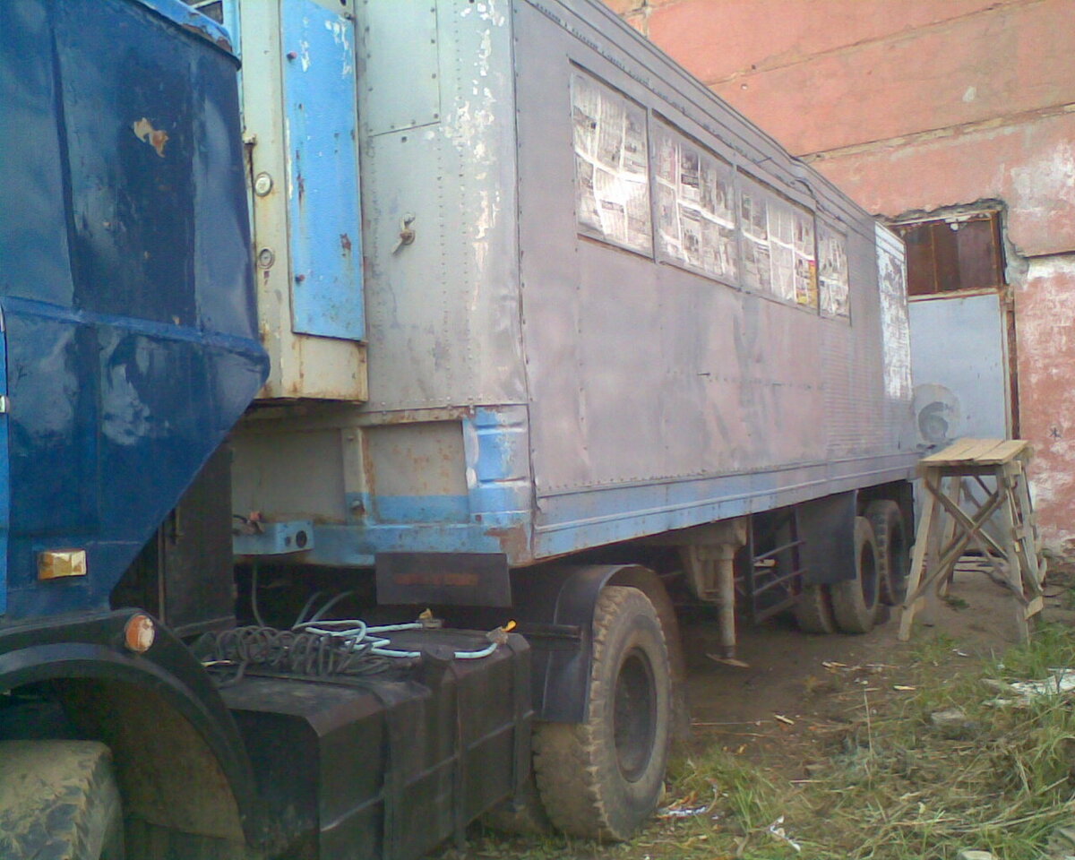 Фото с той самой практики. Автор впервые в жизни красит машину.)))