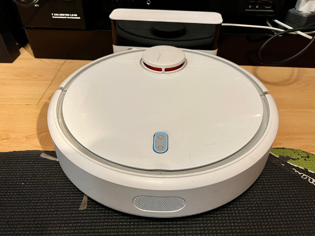 Xiaomi Mi Vacuum Cleaner ждёт команды (фото автора)