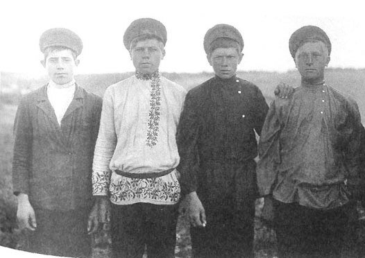Ребята чуть постарше моего деда, но из того же времени. "Парни в праздничной одежде. Ярославская губ., 1915 г."