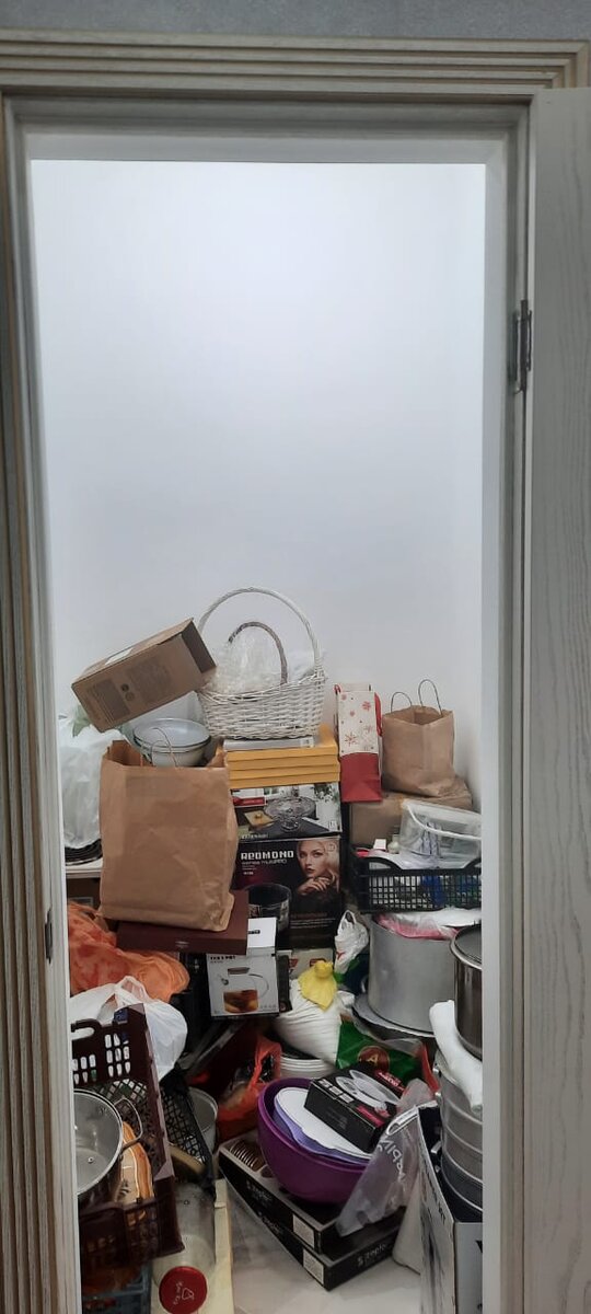 Вот помещение кладовое с грудой вещей, где требуется навести порядок!