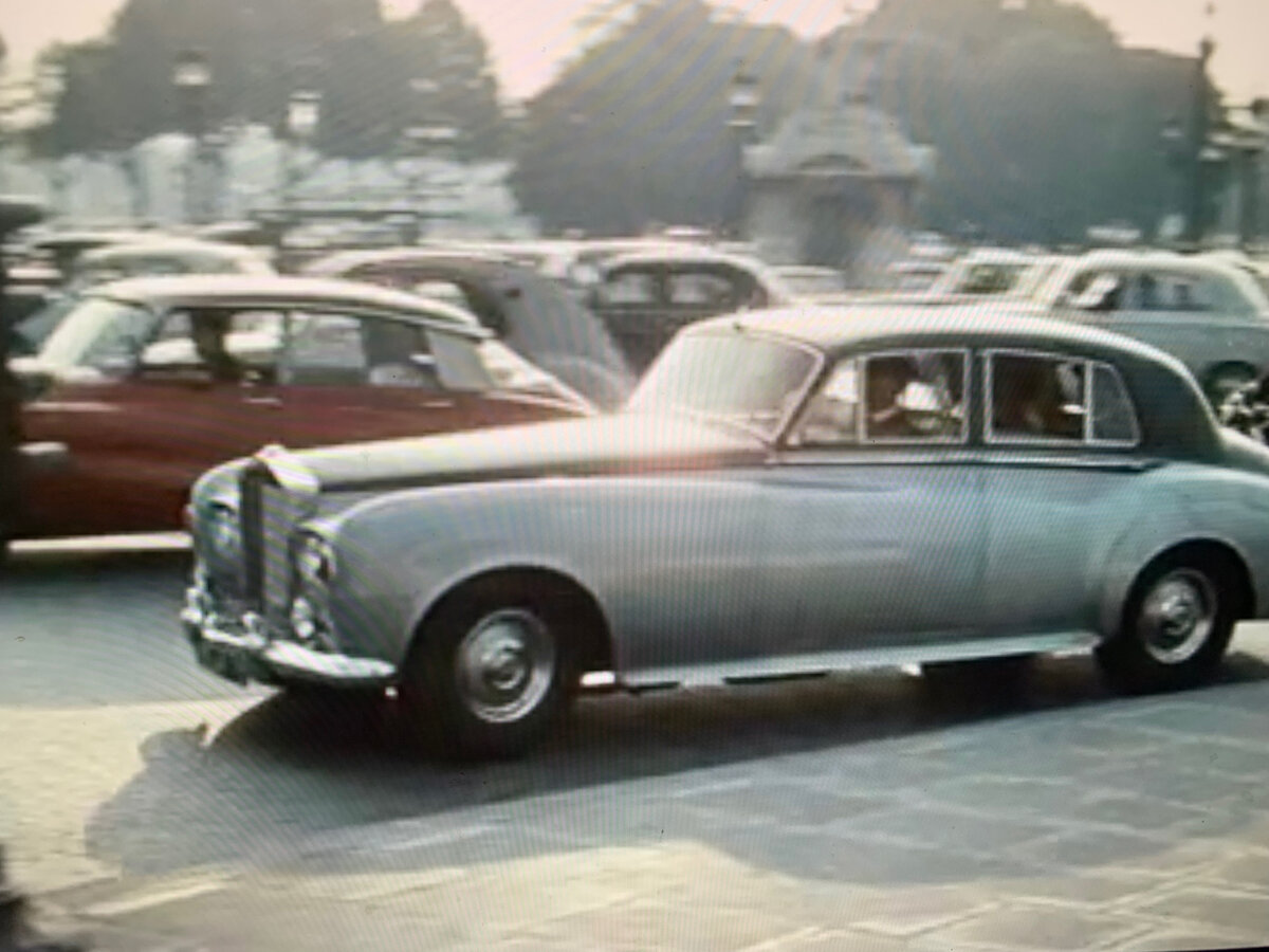 Rolls-Royce  Silver Cloud III Standard Steel Saloon. Фильм "Фантомас" киностудия Gaumont режиссер Андре Юнебель.