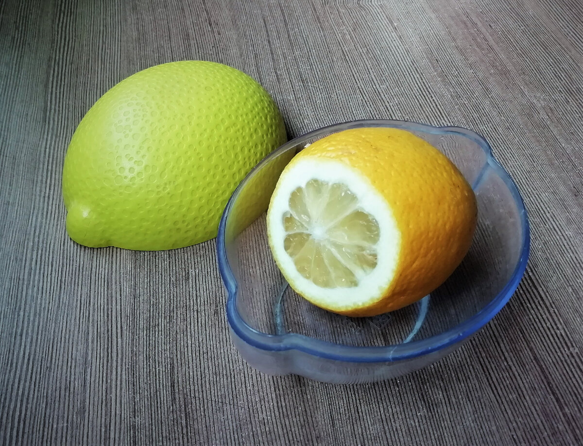 Как сохранить лимоны на длительное. Лимон нарезанный. Лимон на столе порезанный. Как хранить лимон. Как сохранить лимон.