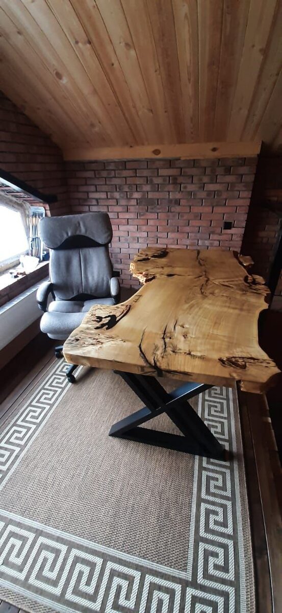 Стол изготовлен компанией «Металл строй» для частного интерьера в г.Барнауле