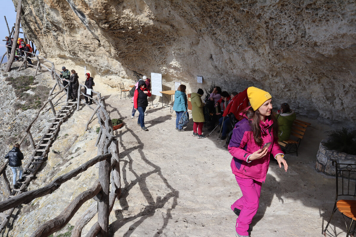 Народу прибавляется