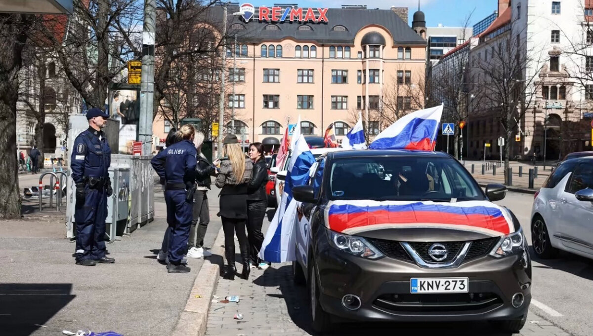 При том, что с отношением к российской спецоперации у финнов все понятно, здесь дают слово не только украинским беженцам. На фото - пророссийский автопробег в Хельсинки накануне 9 мая. Есть все-таки плюсы в европейской толерантности.  
