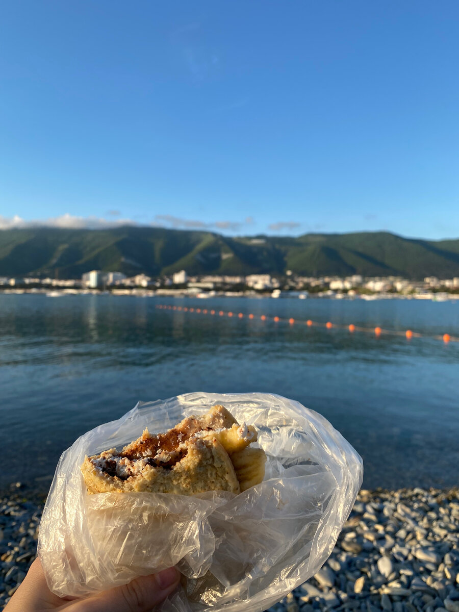 Овсяноблин с шоколадом, творогом и бананом, за кадром чай с мятой