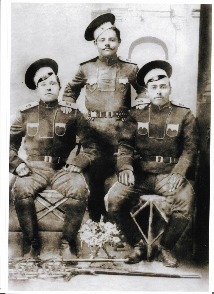 Татары-казаки 2-го Оренб. казачьего полка  в годы Первой мировой войны. Буркеев З. (сидит слева), Мустаев З. (сидит справа), Х.Хайбуллин (стоит),  пос. Зубочистенский-2 Татищевской станицы