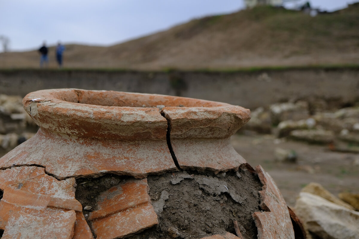 Пифос in situ, раскоп «Нижний город»