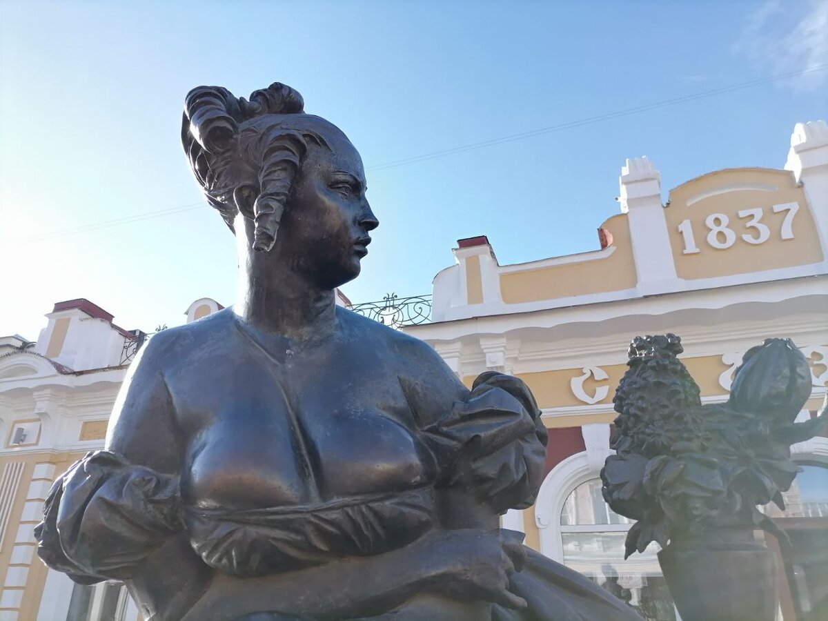 Личное фото . "Казначейша" - скульптура на Тамбовском "Арбате"