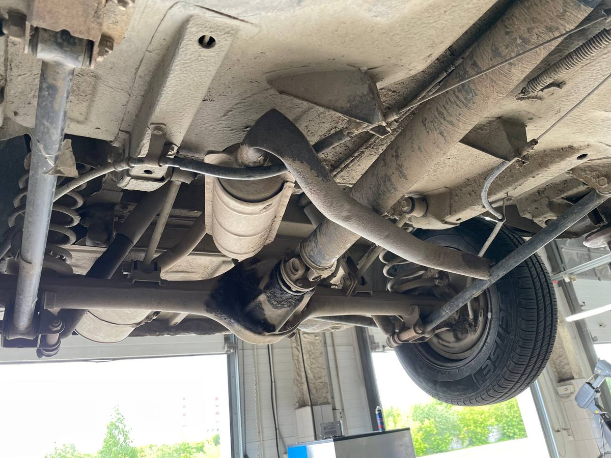 Это то что осталось под днищем и не слетело, на конце трубы была ещё одна банка резонатор которую и оторвало. 