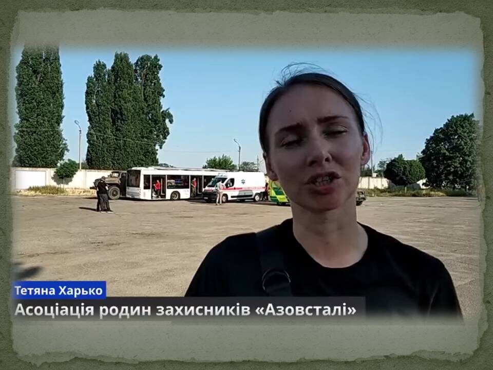 стоп-кадр украинского  видео. Женщина из ассоциации   защитников  "Азовстали" неоднократно  называла освобождённых азовцев героями и благодарила  украинские  власти за  их освобождение из  полону