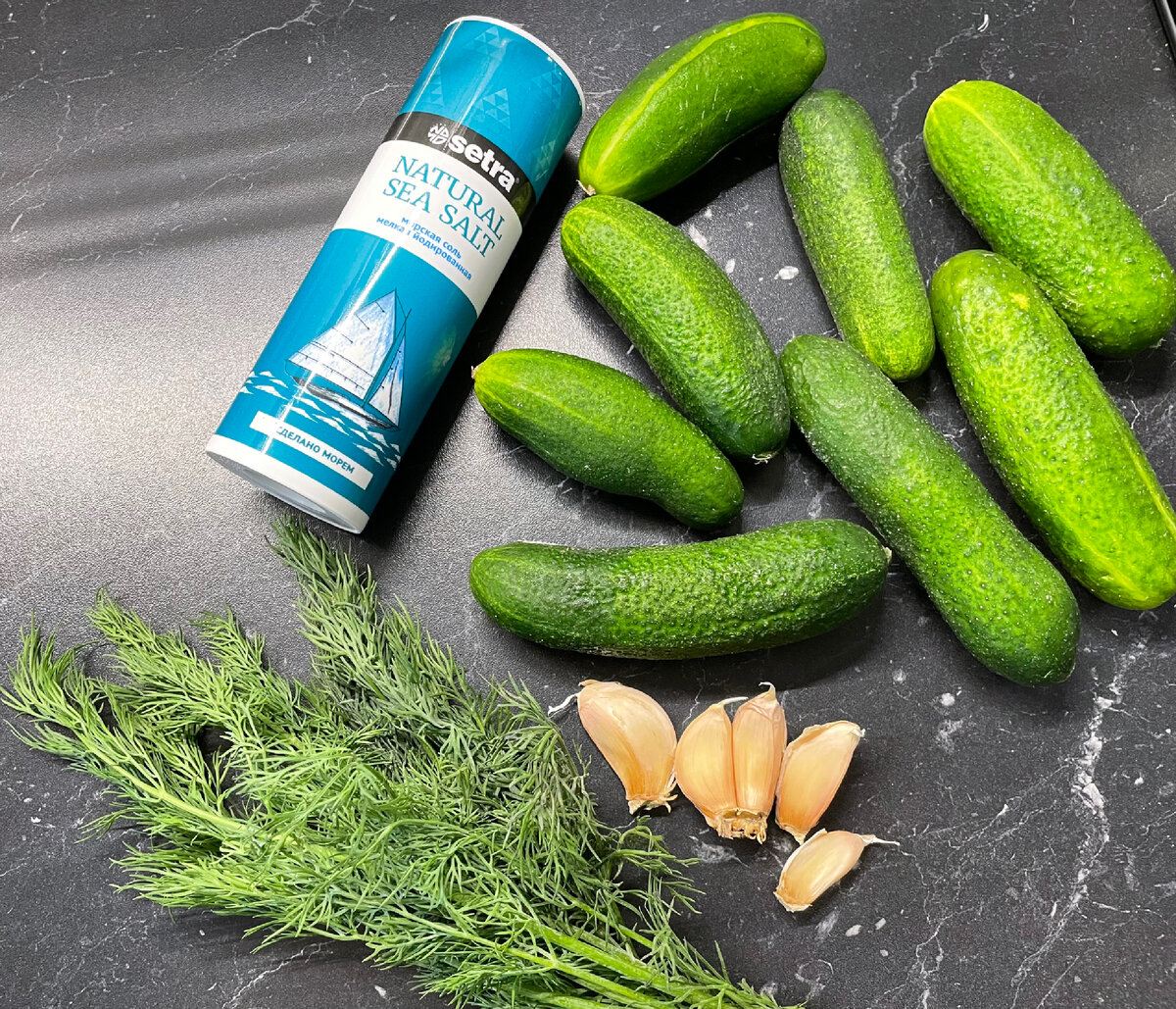 Огурцы вымыть, отрезать концы, нарезать дольками