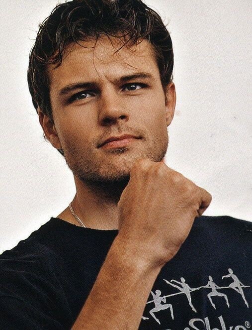 Евгений Пронин,  человек числа личности - 1, родился 08.11.1980 года