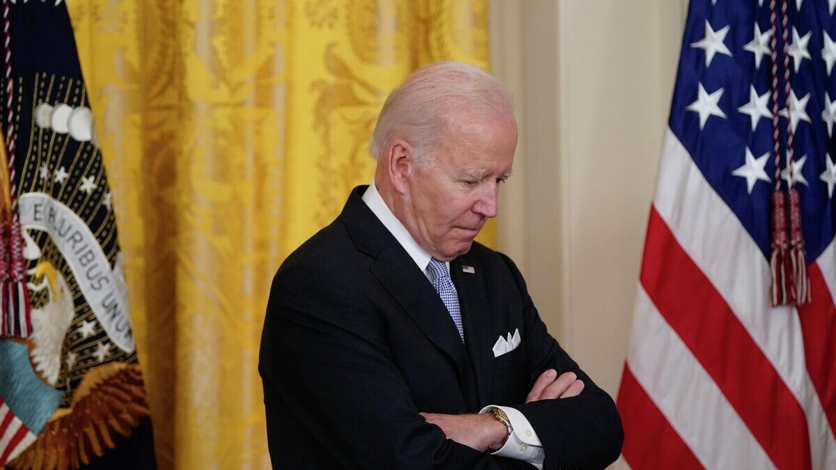    Президент США Джо Байден в Восточном зале Белого дома © AP Photo / Alex Brandon