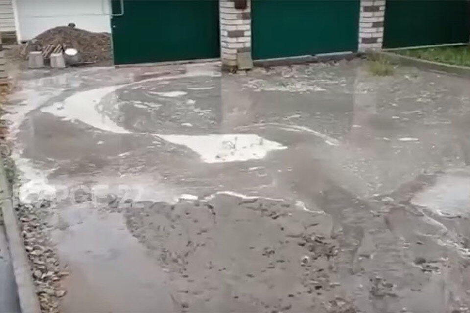    Затопленный пригород Барнаула. Скриншот видео "В курсе 22"