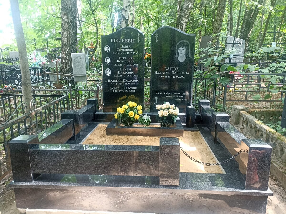 Двойной памятник Габбро диабаз 