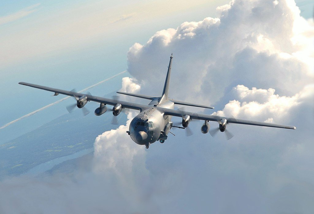 AC-130H из 16-й эскадрильи специальных операций, Херлберт-Филд, во время тренировочной миссии у побережья Флориды. / Источник Википеди