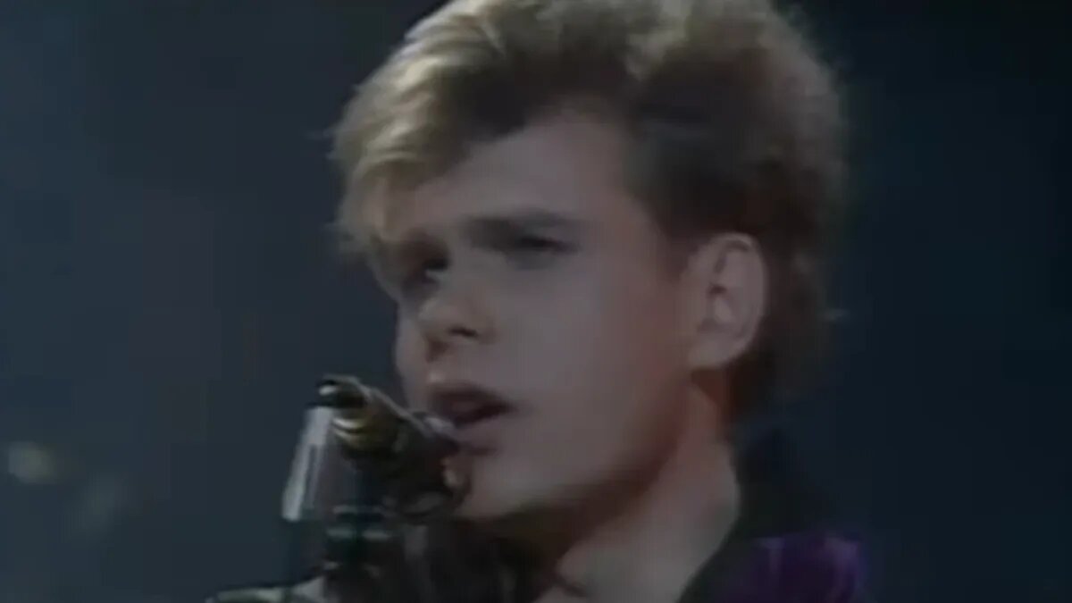 В 1992 году на «Шоу Бари Алибасова» Владимир Левкин исполнил песню «Паренек». Фото: YouTube-канал «Na-Na»