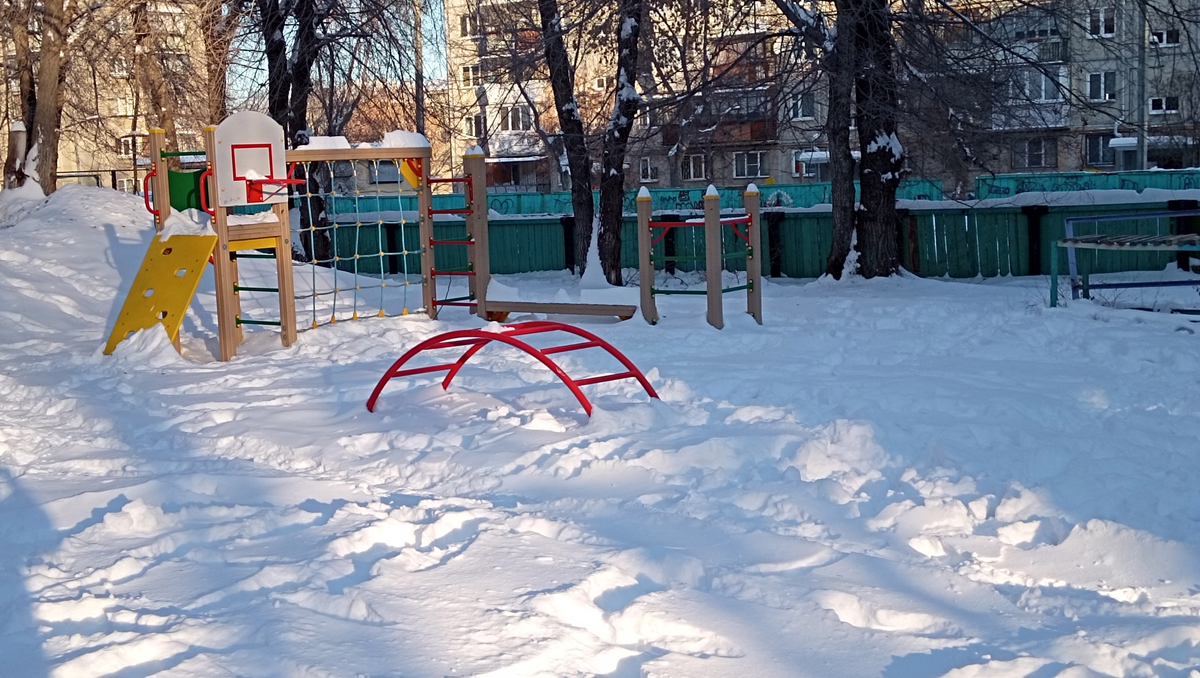 Детские площадки очищены от снега