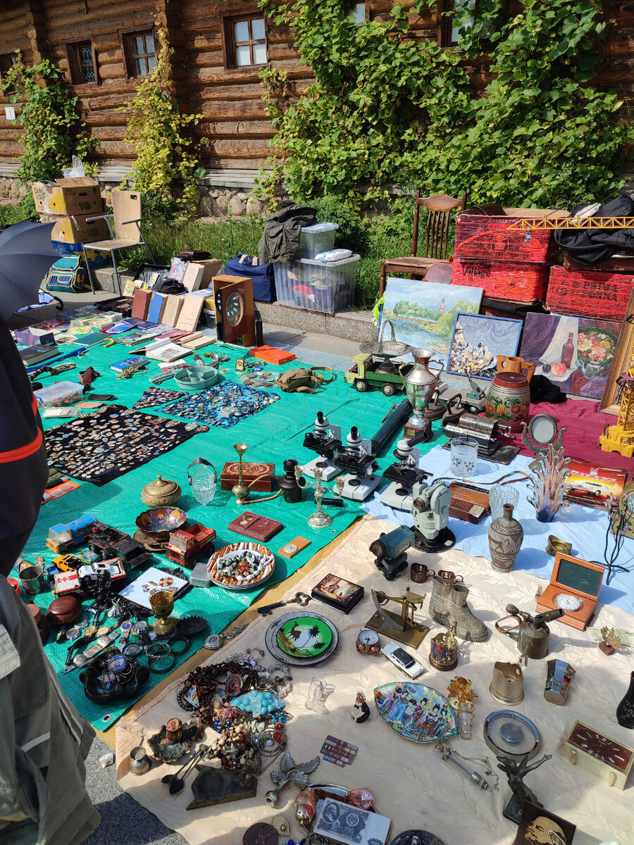 С товаром можно ознакомиться либо на лотках, либо прямо на земле.