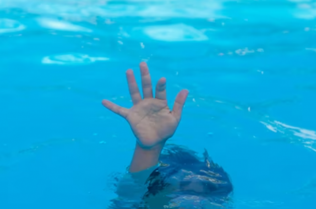 Ребенок утонул в бассейне Маями бис. Спасти утонувшего ребенка