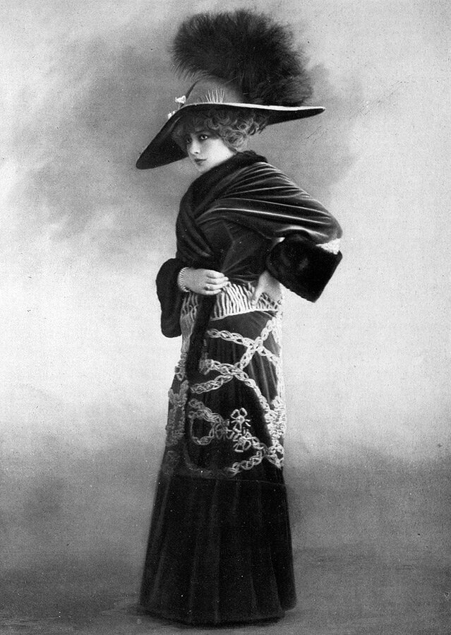 Некоторые фото для представления той эпохи. Листайте вправо. 