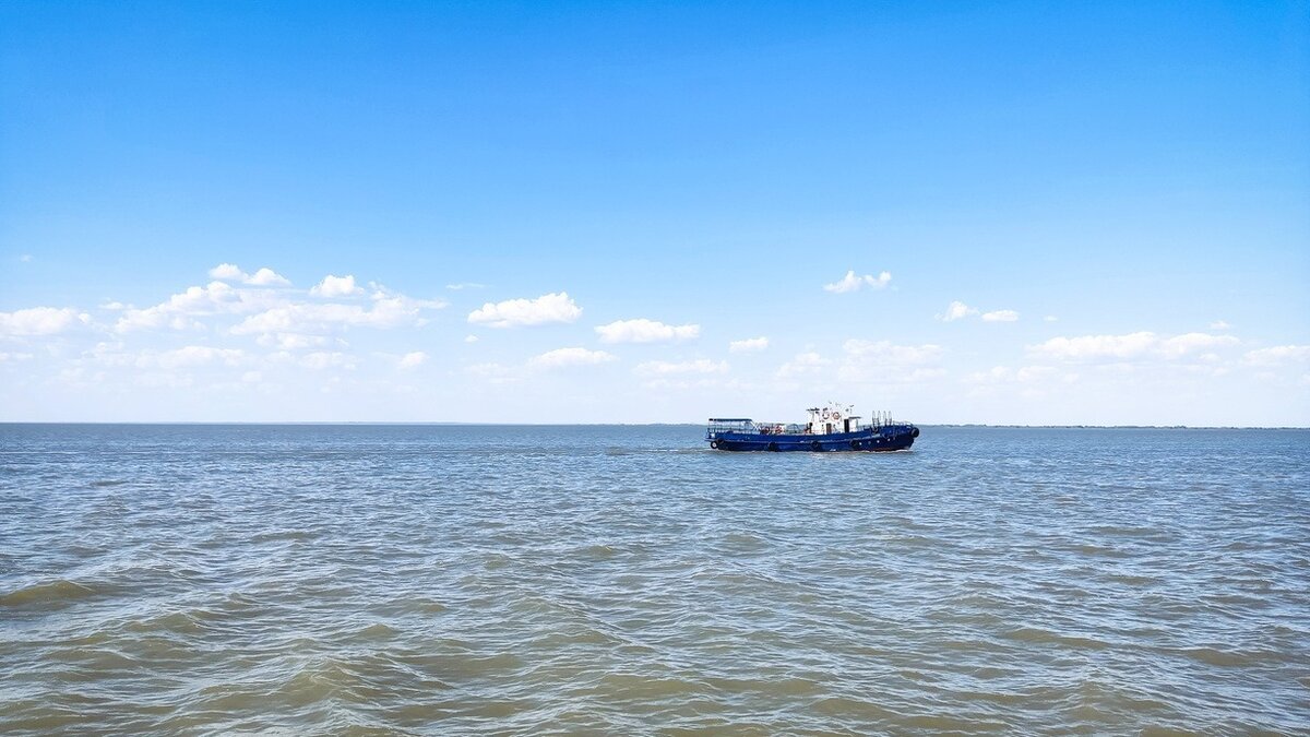     Научно-экспедиционное судно «Михаил Сомов» с 91 человеком на борту село на мель возле архипелага Земля Франца-Иосифа.