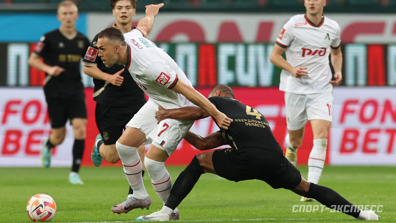    Нападающий «Локомотива» Артем Дзюба (в центре) ведет борьбу за мяч с защитником «Урала» Эмерсоном.Александр Федоров