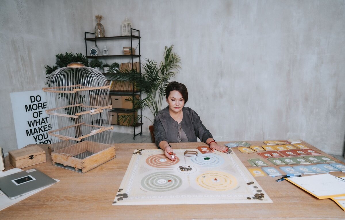 Татьяна Кузнецова - психолог, игропрактик, основательница БЮРО Психологических Игр, автор трансформационной игры "Я и Деньги". За несколько часов игры, вы найдёте ответы на свои вопросы. Игры проходят в группах до 4-х человек или индивидуально.