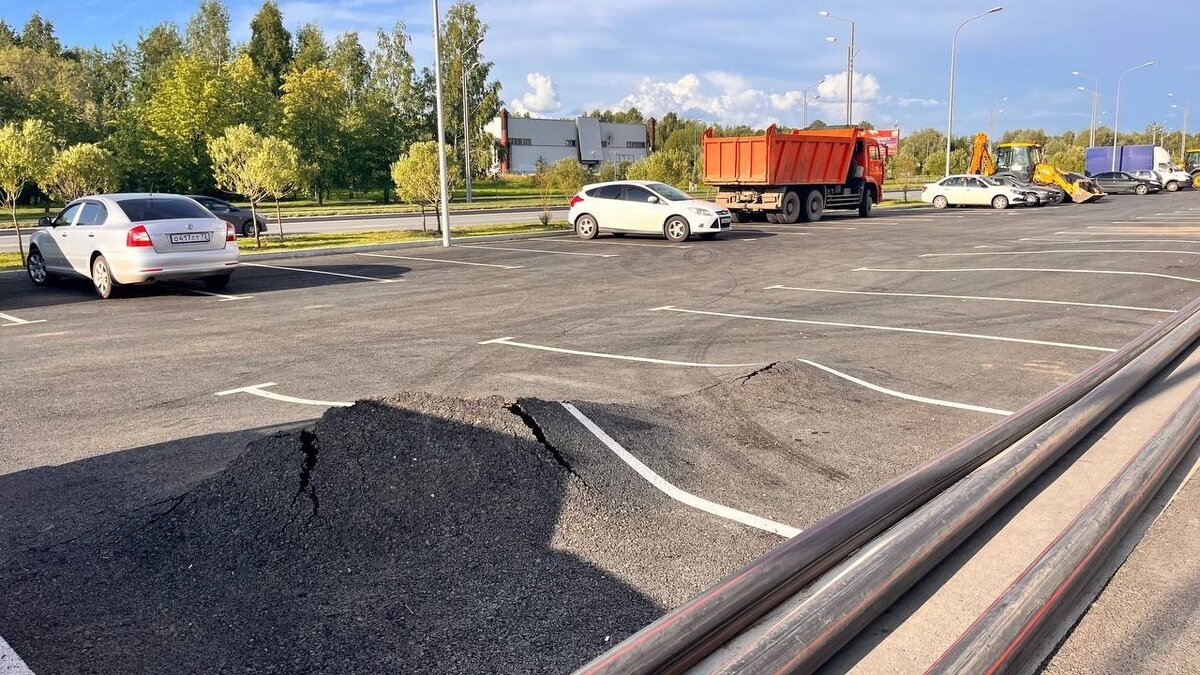     Озадаченные местные жители поделились фотографиями случившегося в соцсетях.