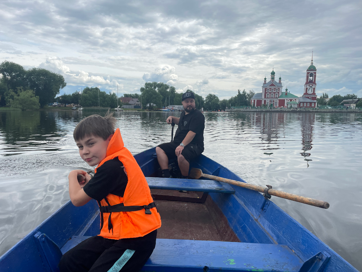 За Сашей Церковь Сорока Мучеников, основанную в 17 веке. Фото семьи автора