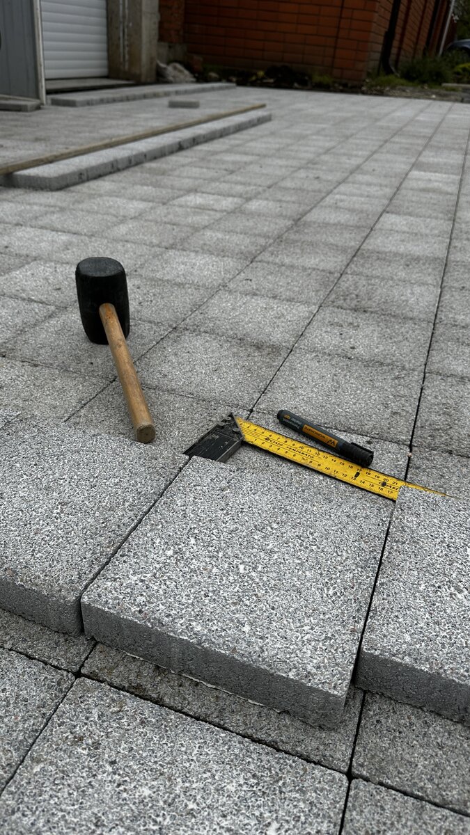 Почему стоит выбрать плитку из бетона для дорожек своими руками