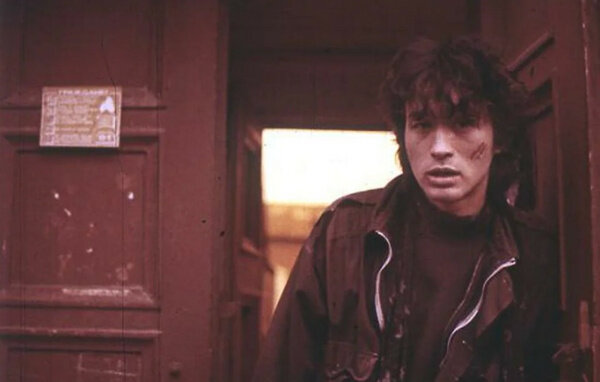 Виктор Цой не выносил вида крови. Кадр © "Игла". Режиссёр Рашид Нугманов, сценарист Александр Баранов, Бахыт Килибаев / Kinopoisk.ruatomic:embed 1
