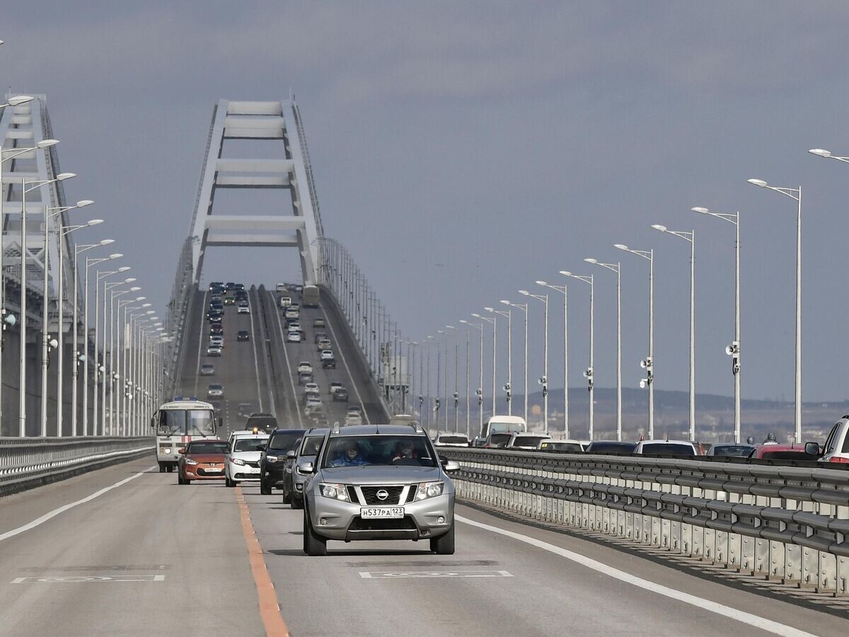    Автомобили на Крымском мосту© РИА Новости / Константин Михальчевский