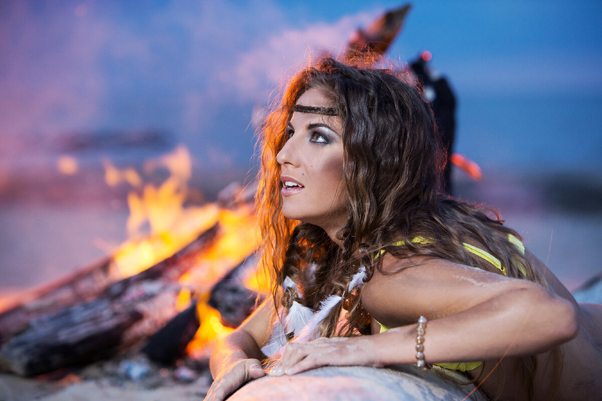 ttps://ru.freepik.com/free-photo/woman-in-bikini-posing-near-a-bonfire_5981084.htm